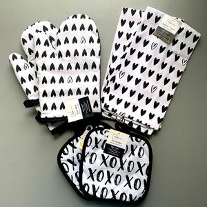 Kitchen pot holders and towels